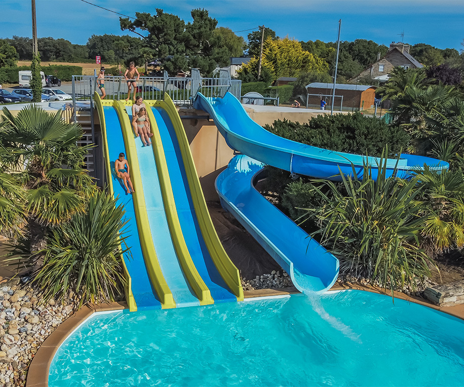 amusement sur le toboggan aquatique et le pentagliss