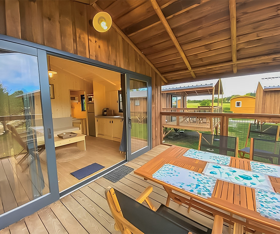 cabane lodge grande terrasse couverte